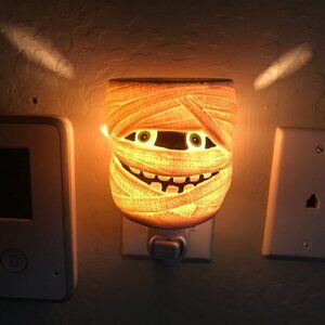 Scentsy Under Wraps Mummy Mini Wax Warmer Plug In Light Up Halloween Home Decor